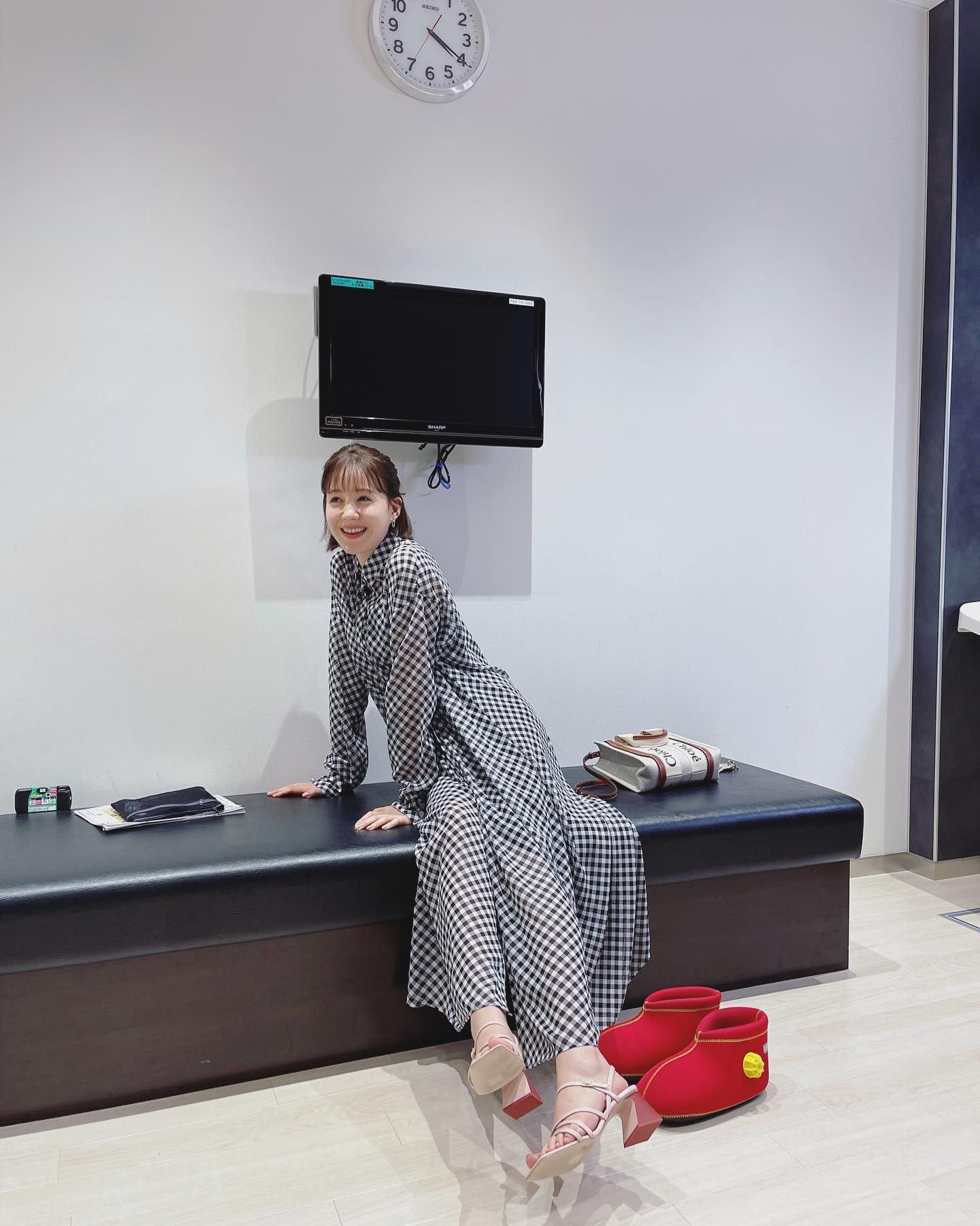 トリンドル玲奈さんが楽屋でリラックスした様子を披露💕