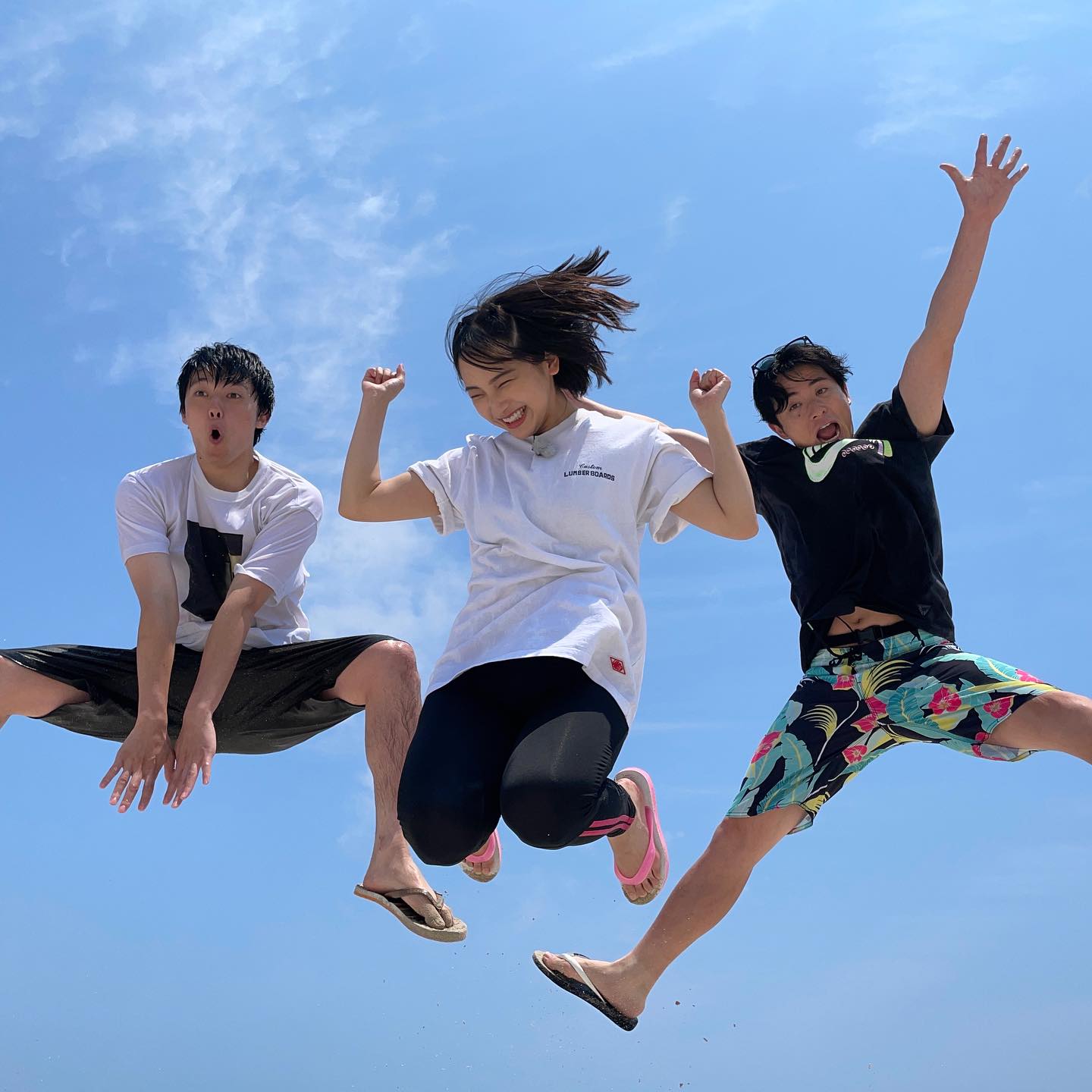 あのお笑い芸人が、若手俳優と青空バックに大ジャンプ✨