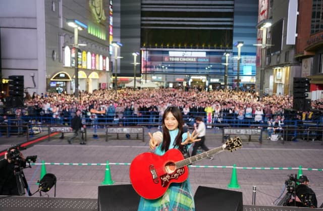 「すごい景色でした」miwaが歌舞伎町で路上ライブを開催