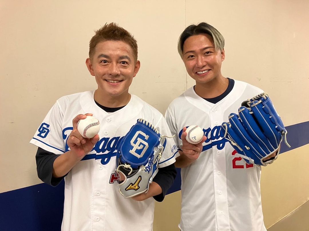 「ジュ～」スピードワゴン井戸田潤が持ち前のギャグで始球式⚾