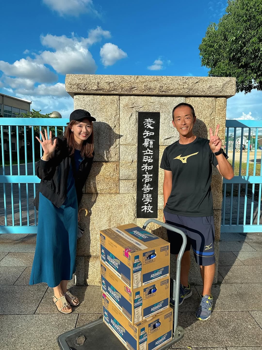 ファッションモデル・加藤里奈、高校野球愛知県大会にてアクエリアスの差し入れを添えたツーショットを公開！