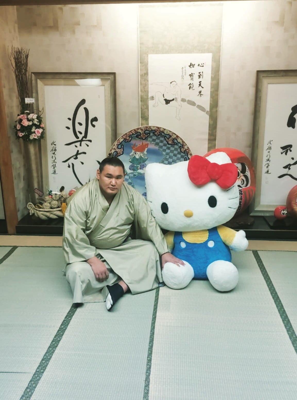 「何ですかその可愛さは!!」ロンドン公演での豊昇龍とハローキティのオフショット公開