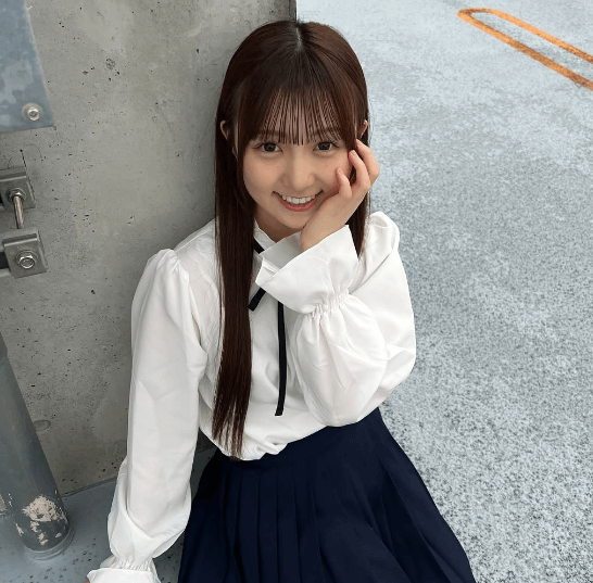 「清楚系の服、めっちゃいい」美人女優、コンクリート壁にもたれた”制服コーデ動画”を披露！ファン釘付け「可愛い～って伝えなきゃ！」