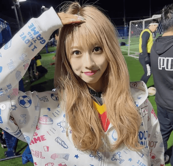 「可愛すぎ問題か」話題のサッカー元マネージャー、キュートパーカー着用でファンに質問！美しさのあまり”回答忘れ”ファン続出