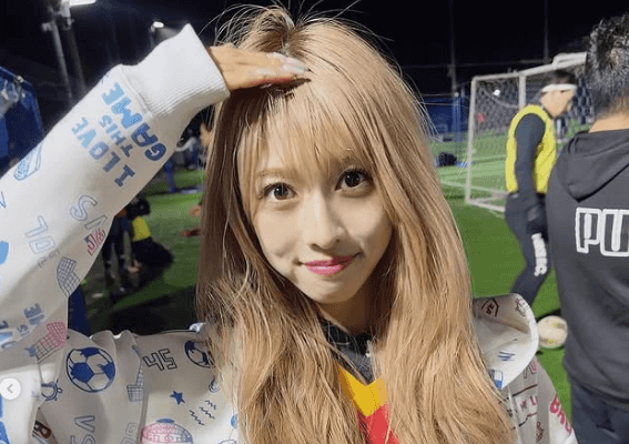「可愛すぎ問題か」話題のサッカー元マネージャー、キュートパーカー着用でファンに質問！美しさのあまり”回答忘れ”ファン続出