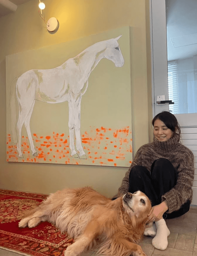石田ゆり子の家に100号サイズの馬の絵が！？「3ショットが素敵ですね」