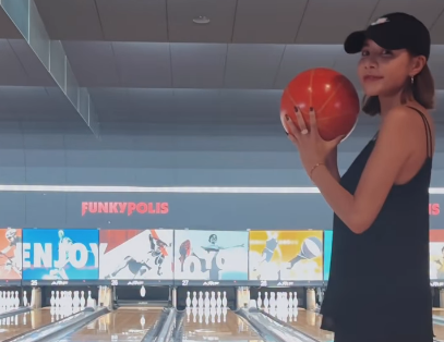 「姿勢がよすぎます！」美女モデル、ファミリーボウリング対決のムービーを公開！ストライクで喜びの舞いも披露