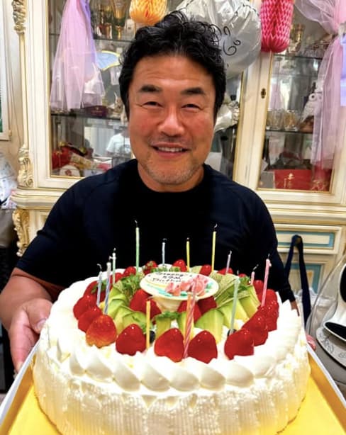 北斗晶が夫・佐々木健介 59歳の誕生日を祝福。素敵な夫婦愛伝わるショットにファンほっこり
