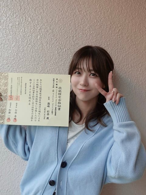 元AKB48 篠崎彩奈がFP2級に合格！喜びショットに祝福の声が集まる