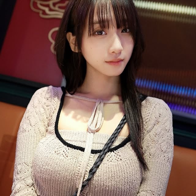 大迫力ボディの人気コスプレイヤー、破壊力抜群ニットの