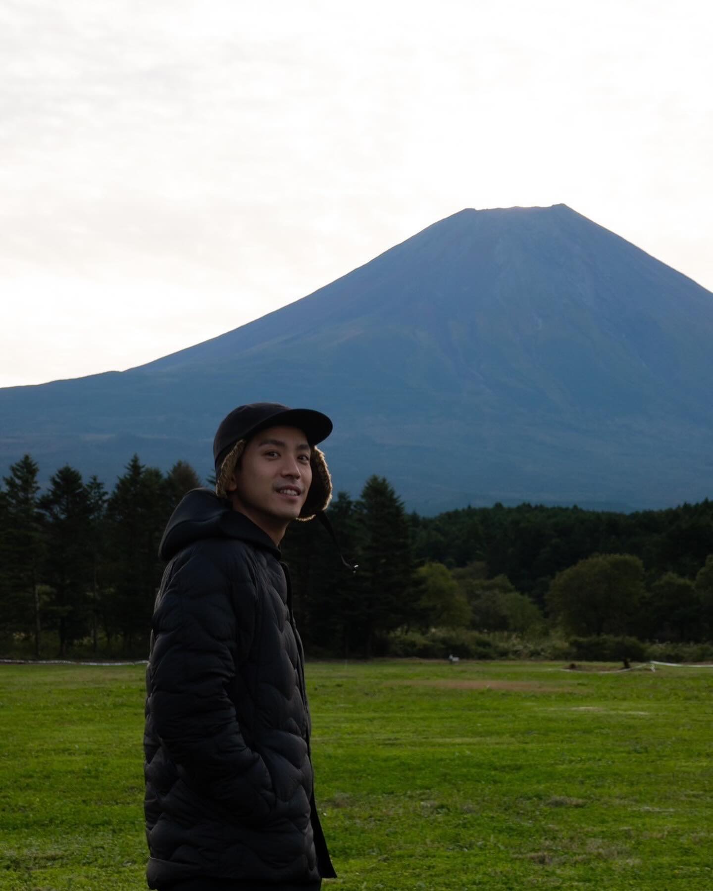 黒羽麻璃央、親友と念願のキャンプを始める