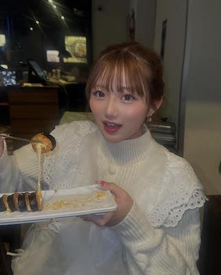 今話題の辻希空、幸せそうにチーズキンパを「パクリ！」