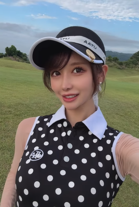 ゴルフ美女子、華やかワンピ姿でのナイススイングと爽やかスマイルで魅了！