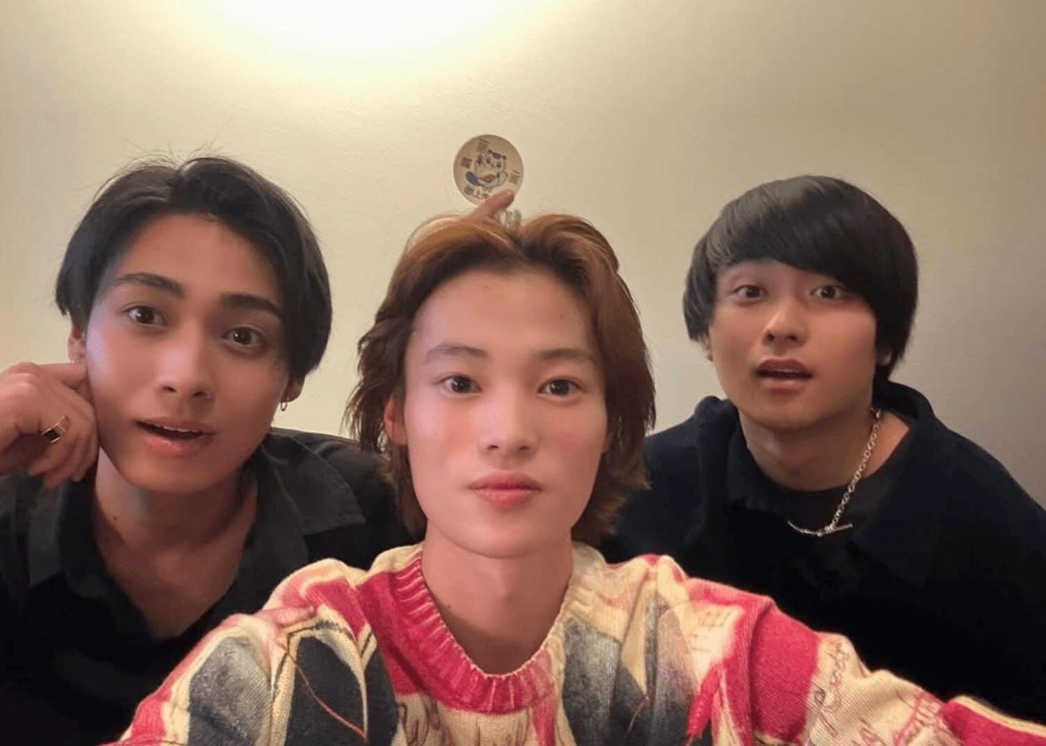 人気俳優3人ゲームでまったり休日のオフショット公開！