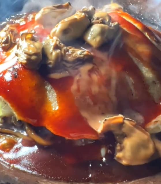 熱々の鉄板にソースが踊り、食欲を誘う！けんた食堂 モダン焼きのレシピを公開！