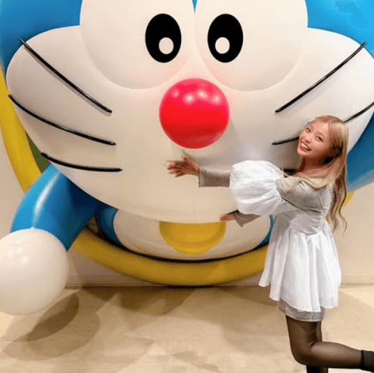 「可愛いが限界を超えてる」サッカー美女子IN新千歳空港！人気アニメキャラとの2ショットが激カワだとファンメロメロ