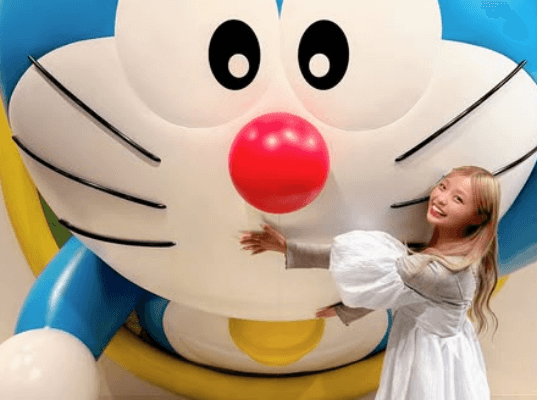 「可愛いが限界を超えてる」サッカー美女子IN新千歳空港！人気アニメキャラとの2ショットが激カワだとファンメロメロ