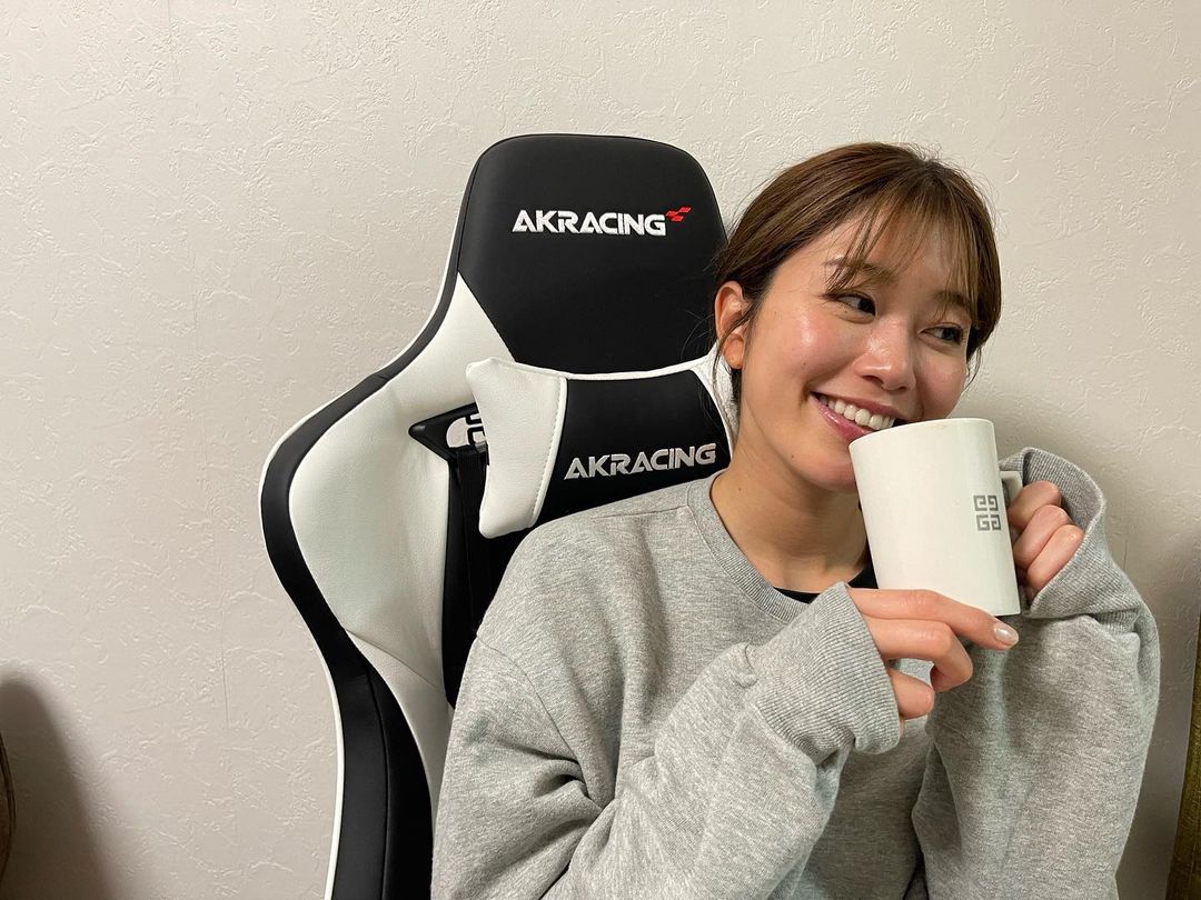 🌈稲村亜美がゲーミングチェアでおうち時間を満喫「リラックスできるね😉」