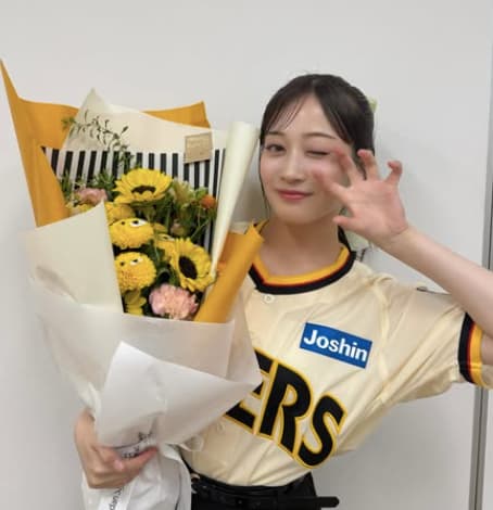川上千尋が阪神愛の詰まった素敵な卒業祝い花束とのショットを披露