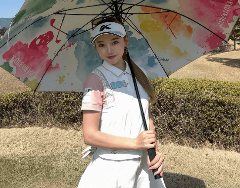 「まっまっ眩し過ぎる」美女ゴルファー、”サンシャイン・アンブレラショット”が眩しすぎだと話題に「お人形さんがビシッとスイングしてる」