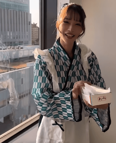 「あなたが店員なら…毎日通っちゃう」国宝級美女ドラマー、超高層ビルの窓際・ショットにファン荒ぶる！