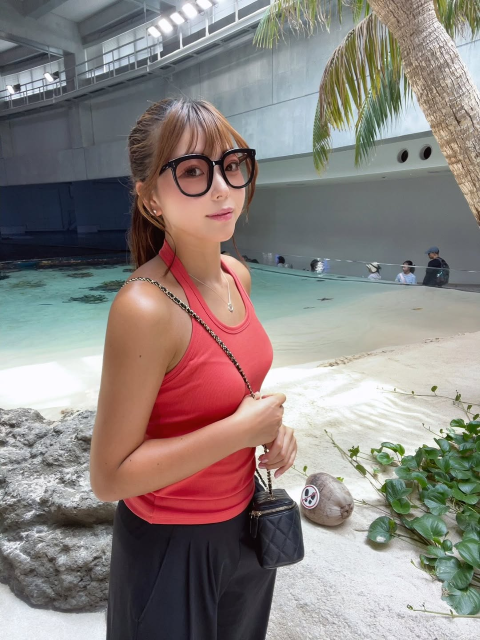 黒ぶちメガネ姿が可愛すぎる！ビーチバレー衣笠乃愛、タンクトップから小麦美肌チラリな水族館訪問ショットにファン悶絶⁉