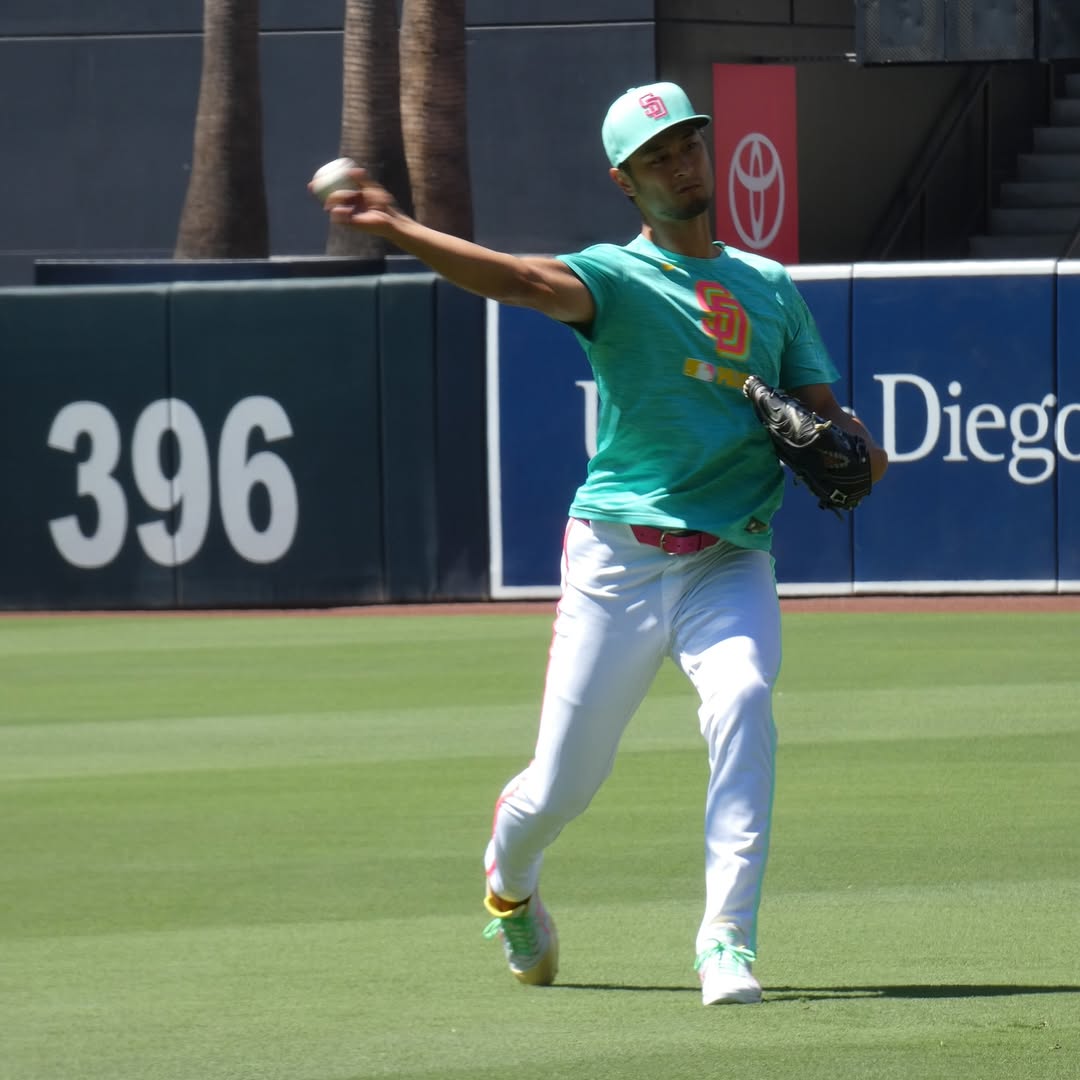 「肘を下げた新フォーム！」MLBジャーナリスト・山田結軌、ダルビッシュ有投手の投球の瞬間を収める