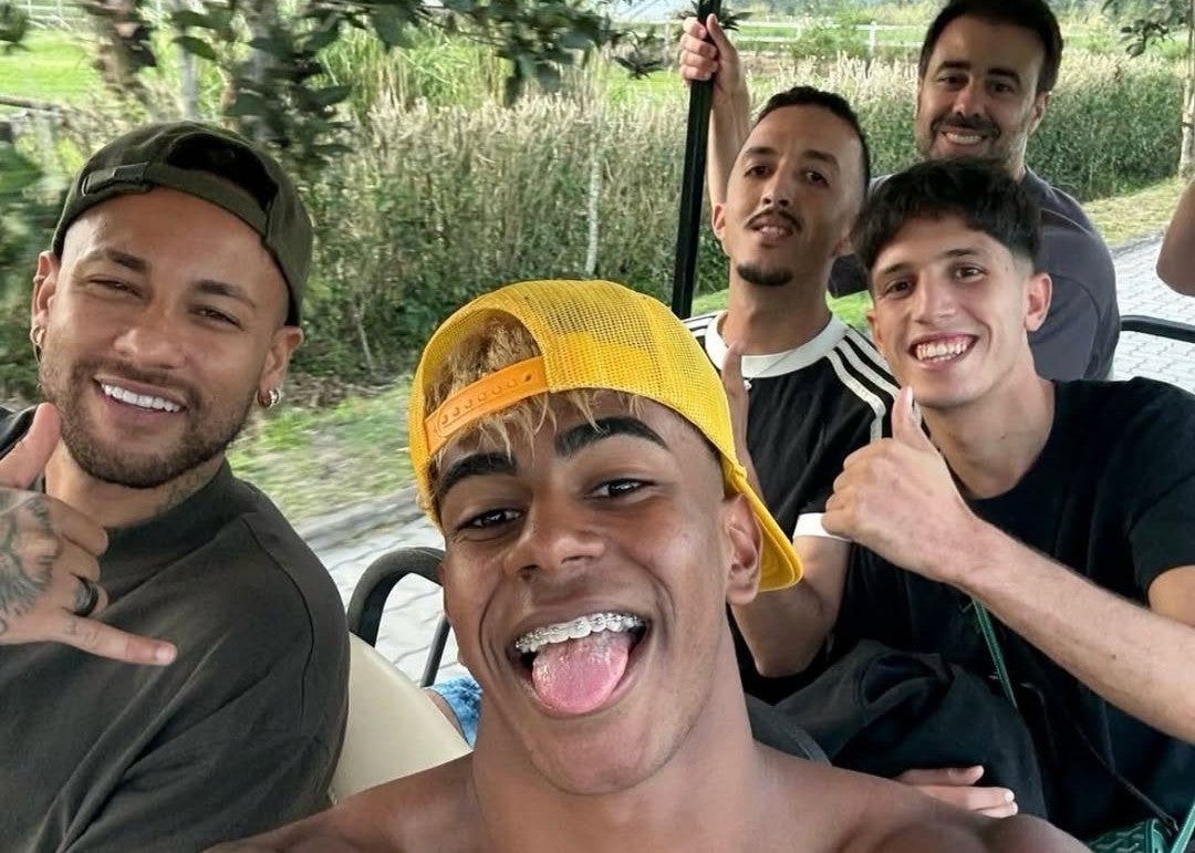 ラミン・ヤマルがバカンスでブラジルへ。子供の頃からの”アイドル”と再会を果たす