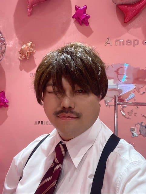 渋谷女子インターナショナルスクールの入学式にゲストとして出席したクロちゃん ギャル男姿が話題に