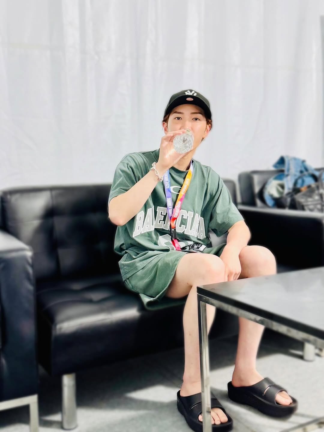 「美脚5歳児」「この水いる？」Snow Man・渡辺翔太、サンダル姿で”タイトルつけて”にコメント欄が大盛り上がり！