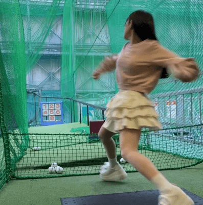 「カッコ良すぎる」野球美女子、3段フリルスカートコーデで魅せた”パワフルピッチング”にファン大絶賛中！「フリフリしたスカートもかわいい」