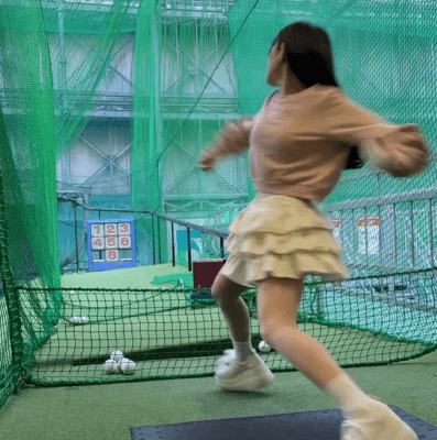 「カッコ良すぎる」野球美女子、3段フリルスカートコーデで魅せた”パワフルピッチング”にファン大絶賛中！「フリフリしたスカートもかわいい」