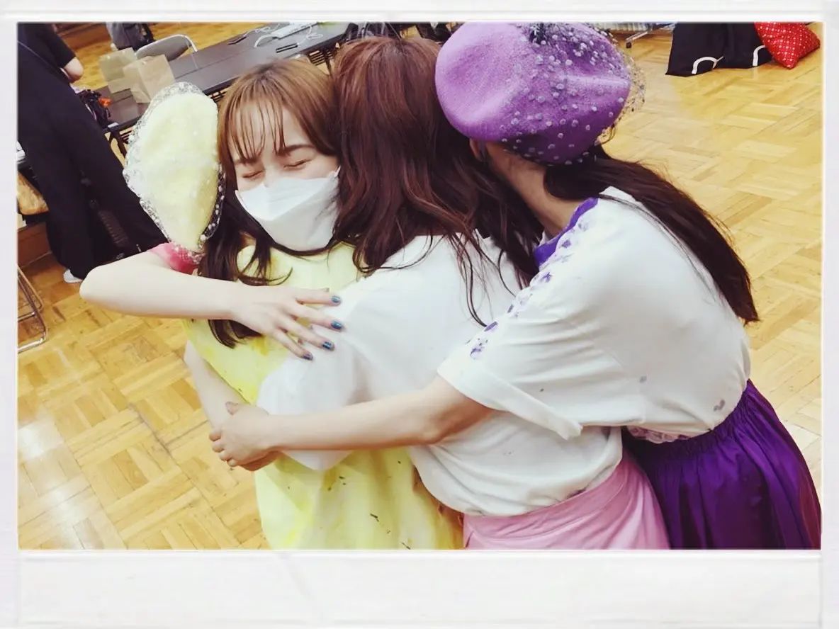 百田夏菜子さんがももクロ結成14周年を熱いハグで祝福！「これからもよろしくね🍀」