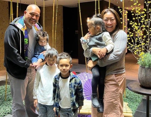 ラミレス・美保が大家族ショットを披露💓高級料理を満喫する姿を公開🌟