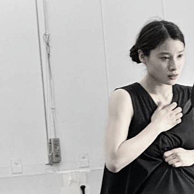 第一子妊娠中・土屋太鳳が胸に手を当て…「ふと気づいてしまう現実と孤独」最新ショット公開📸