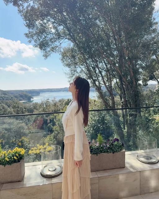 美熟女グラドル・華彩なな、三重県の賢島でリフレッシュ！美しすぎる佇まいにファン歓喜