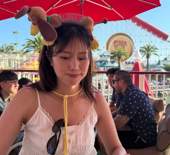 「トイ・ストーリー愛全開」稲村亜美、LAのディズニーで“推しカールじいさん”とご機嫌ショット