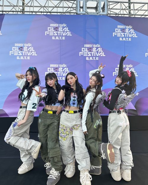 NewJeansが新たな衣装を公開!!全員お揃いの靴に注目!? | 話題の投稿