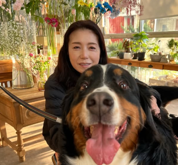 高橋ひとみが“ワンちゃんが集まる花屋さん”でパチリ！バーニーズ＆シバ犬との激かわ3ショットが話題！