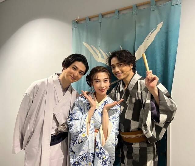 山崎育三郎、和装でキメる！舞台裏の微笑み、豪華キャストの浴衣ショット