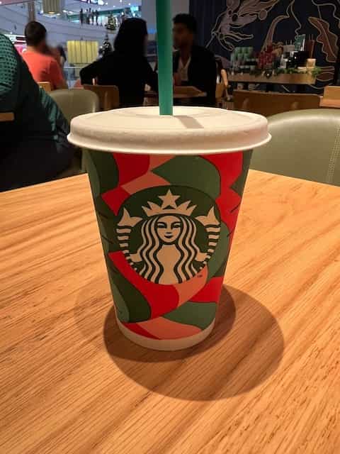 「インドのスタバが正解を導き出している」あの人気歌手がストローについて言及