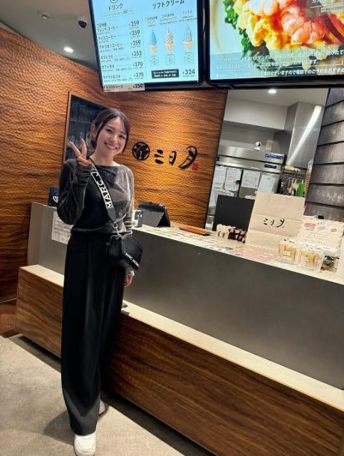 美人プロゴルファー・江澤亜弥、福岡の三日月屋を訪問「クロワッサンやサンドイッチ、どれも美味しい〜！」