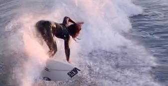 野呂玲花がサーフィンの「乗り納め」で2024年を締めくくる！！