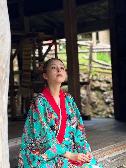 平野綾、沖縄で琉球衣装を体験！色鮮やかな伝統衣装で文化に触れる