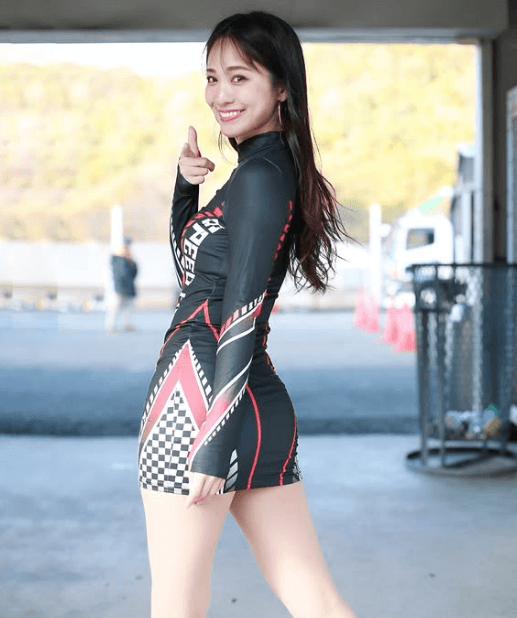 「推すしか選択肢がないのです」激美女のサーキットプリンセス、”振り向きショット”の美BODY披露にファン昇天！