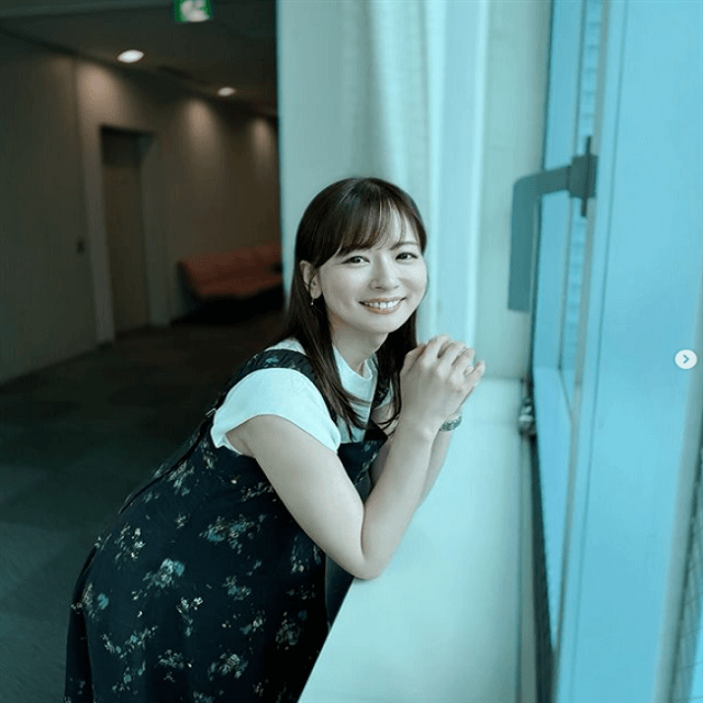 皆藤愛子、「青い廊下」でエレガントルックを披露しファンを魅了する