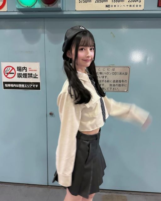 NMB・山本望叶「ベレー帽×ヘソ出し制服」コーデが可愛すぎると話題！