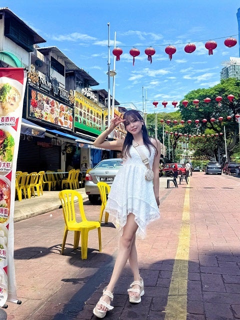 「美女は映えますな」人気レースクイーン・水瀬琴音が異国の地での美脚眩しいショットを公開