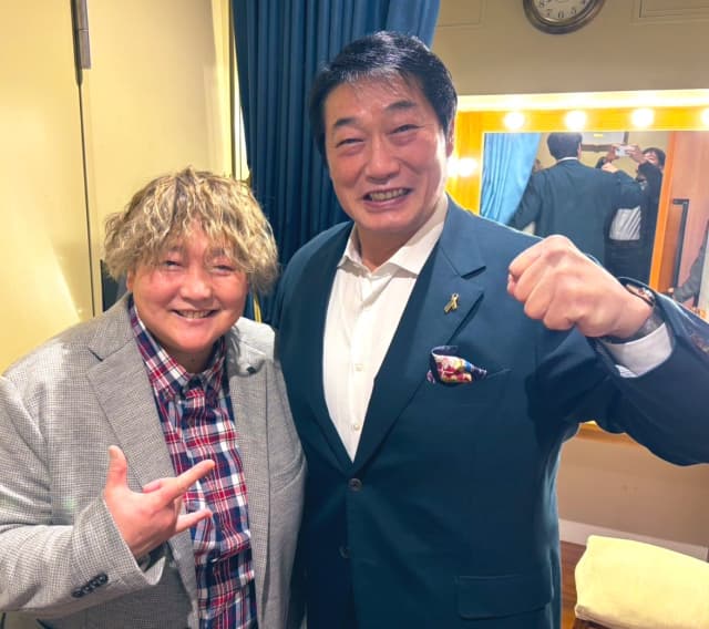 元プロレスラーの小橋建太、長与千種とのトークバトルを終えて笑顔のツーショットを披露！