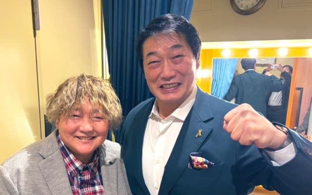 元プロレスラーの小橋建太、長与千種とのトークバトルを終えて笑顔のツーショットを披露！